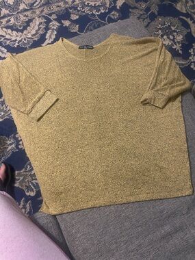 Kim & Cami Heathered Mustard Short Sleeve Pullover